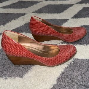 BCBGeneration muted red wedges size 6.5